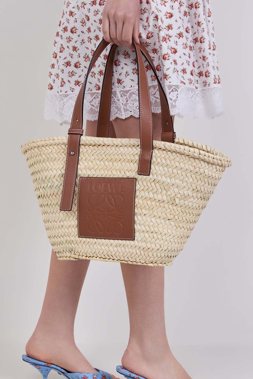 תמונת כל הלוק של תיק כתף באסקט מדיום